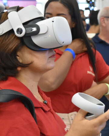 mulher com oculos de realidade virtual